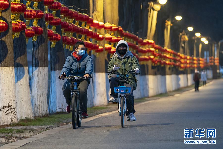 （新華全媒頭條·圖文互動(dòng)）（12）人間至味是團(tuán)圓——武漢庚子元宵節(jié)全紀(jì)錄