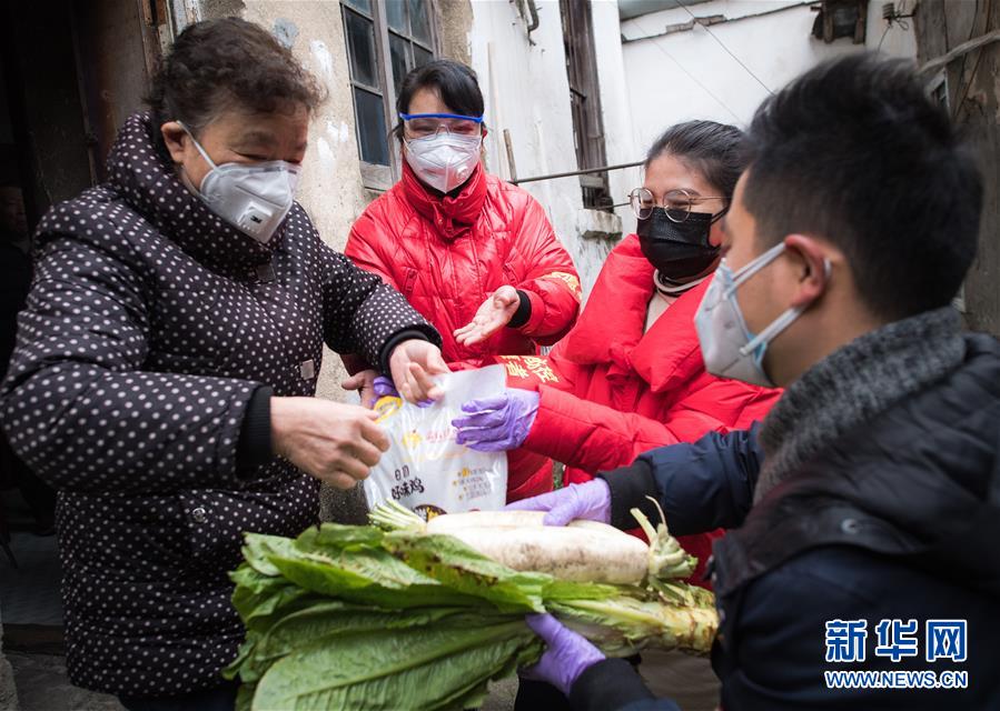 （新華全媒頭條·圖文互動）（10）守望相助，堅忍不拔——致敬武漢戰(zhàn)“疫”中千千萬萬個平凡英雄