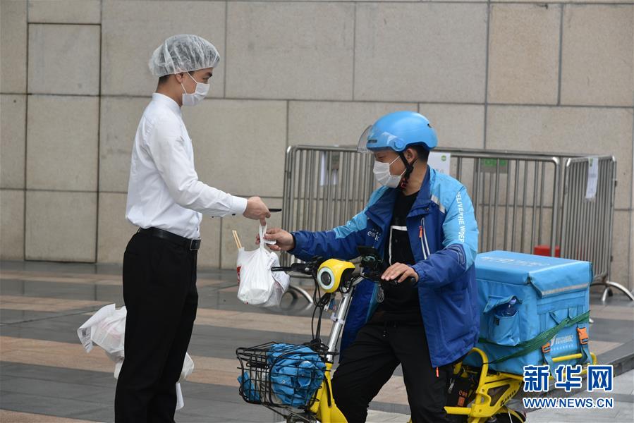 （聚焦復工復產·圖文互動）（1）觸網接單、開發(fā)簡餐、直播賣貨——餐企換招自救