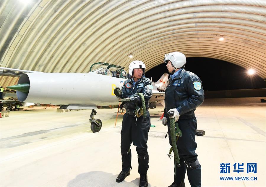 （圖文互動）（5）5290小時(shí)！中國空軍殲擊機(jī)飛行紀(jì)錄保持者光榮停飛