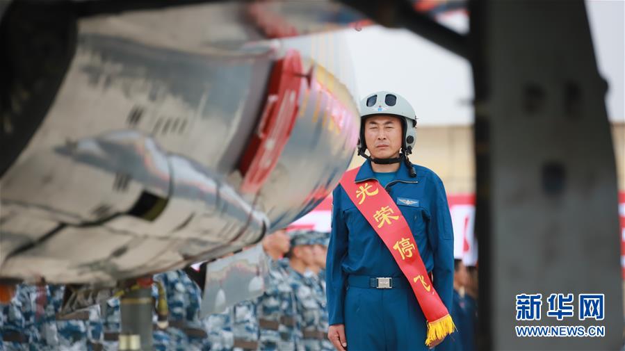 （圖文互動）（7）5290小時(shí)！中國空軍殲擊機(jī)飛行紀(jì)錄保持者光榮停飛