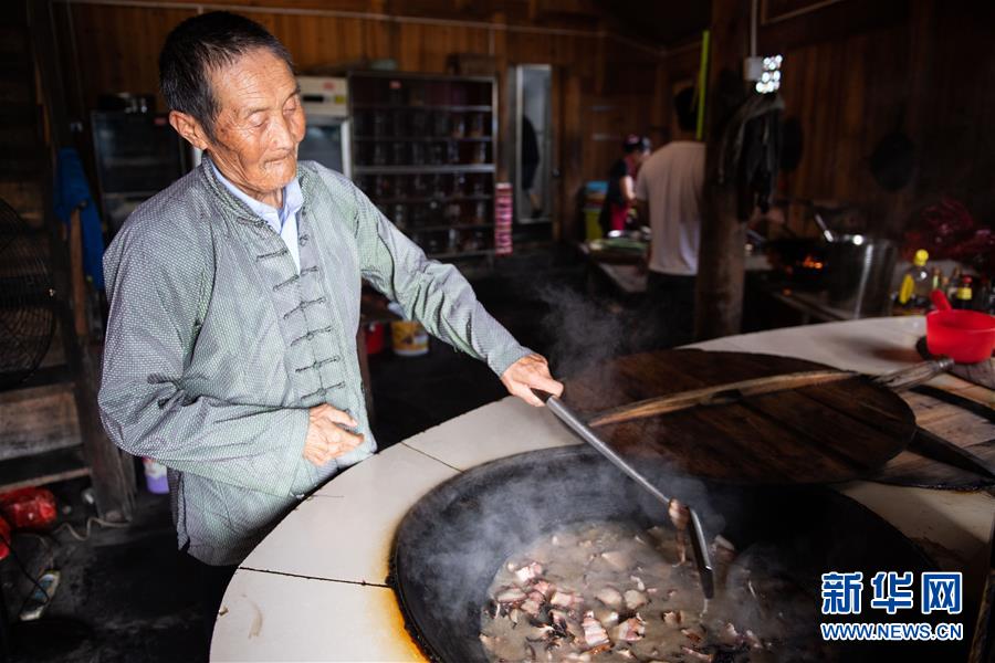 （新華全媒頭條·走向我們的小康生活·圖文互動）（8）那山，那人，那苗寨——十八洞村三代人的奮斗史