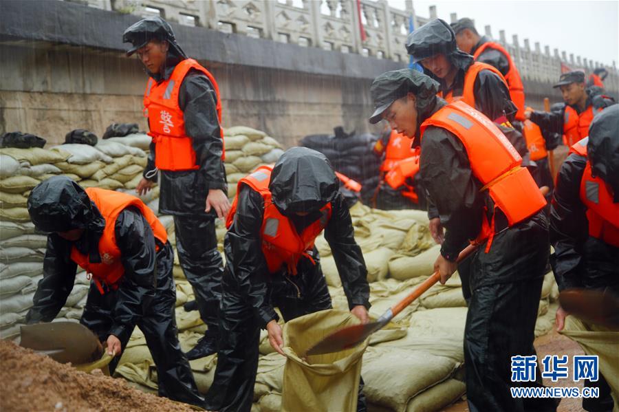 （防汛抗洪·圖文互動(dòng)）（1）洪水不退，子弟兵誓死不退——解放軍和武警部隊(duì)官兵參與洪澇災(zāi)害搶險(xiǎn)救援記事