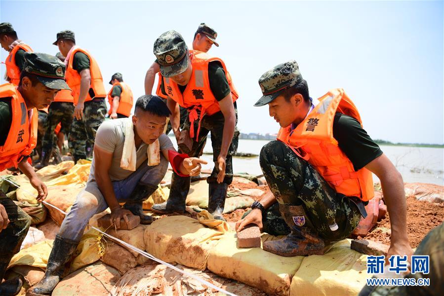 （防汛抗洪·圖文互動(dòng)）（2）洪水不退，子弟兵誓死不退——解放軍和武警部隊(duì)官兵參與洪澇災(zāi)害搶險(xiǎn)救援記事