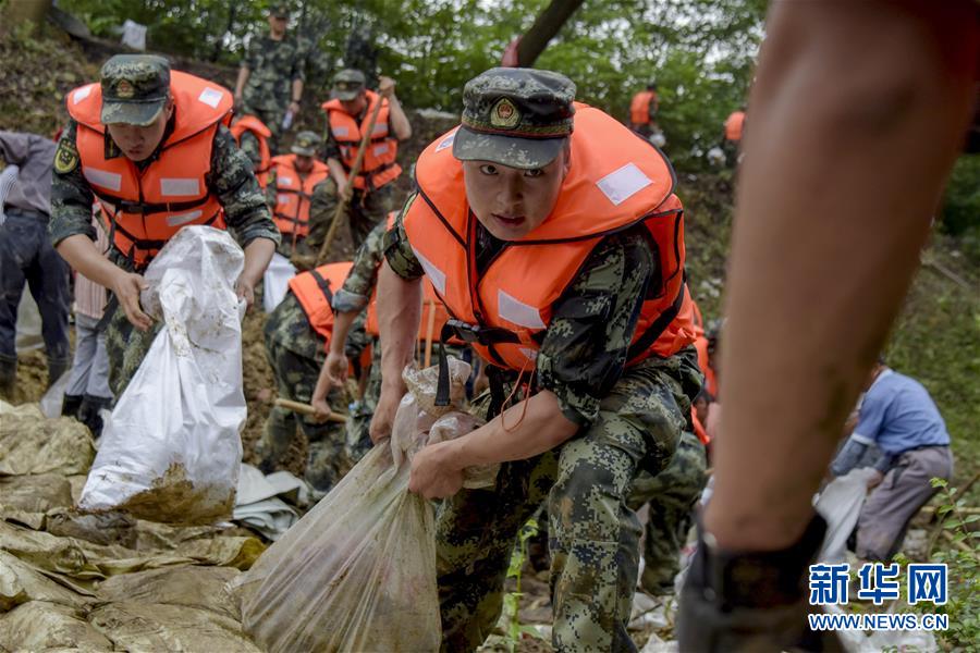 （防汛抗洪·圖文互動(dòng)）（6）洪水不退，子弟兵誓死不退——解放軍和武警部隊(duì)官兵參與洪澇災(zāi)害搶險(xiǎn)救援記事