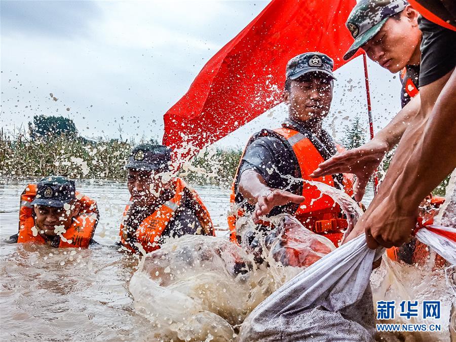 （防汛抗洪·圖文互動(dòng)）（9）洪水不退，子弟兵誓死不退——解放軍和武警部隊(duì)官兵參與洪澇災(zāi)害搶險(xiǎn)救援記事