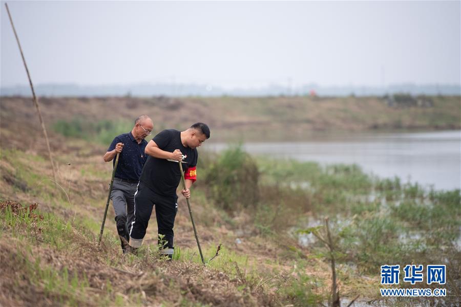 （防汛抗洪·圖文互動(dòng)）（1）在大堤上成長，為人民守護(hù)——洪水中的青年“生力軍”