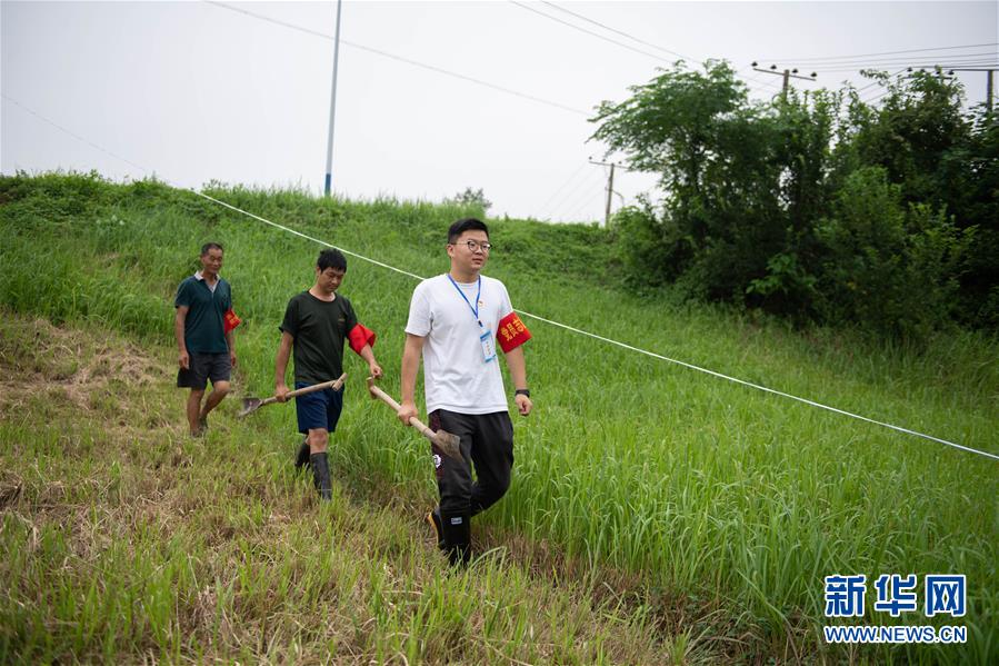 （防汛抗洪·圖文互動(dòng)）（3）在大堤上成長，為人民守護(hù)——洪水中的青年“生力軍”