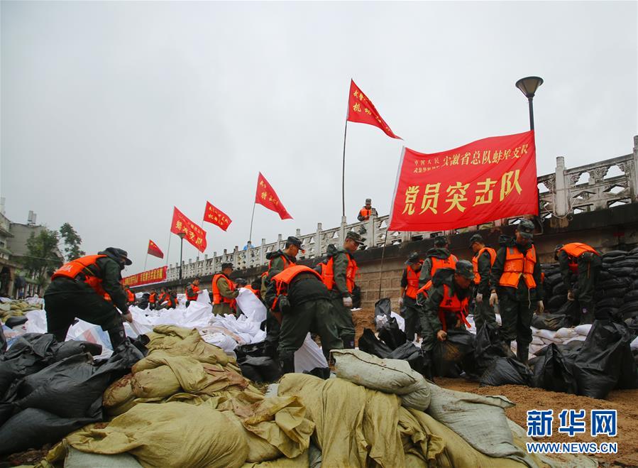 （防汛抗洪·圖文互動）（1）解放軍和武警抗洪搶險部隊(duì)各級黨組織充分發(fā)揮戰(zhàn)斗堡壘作用