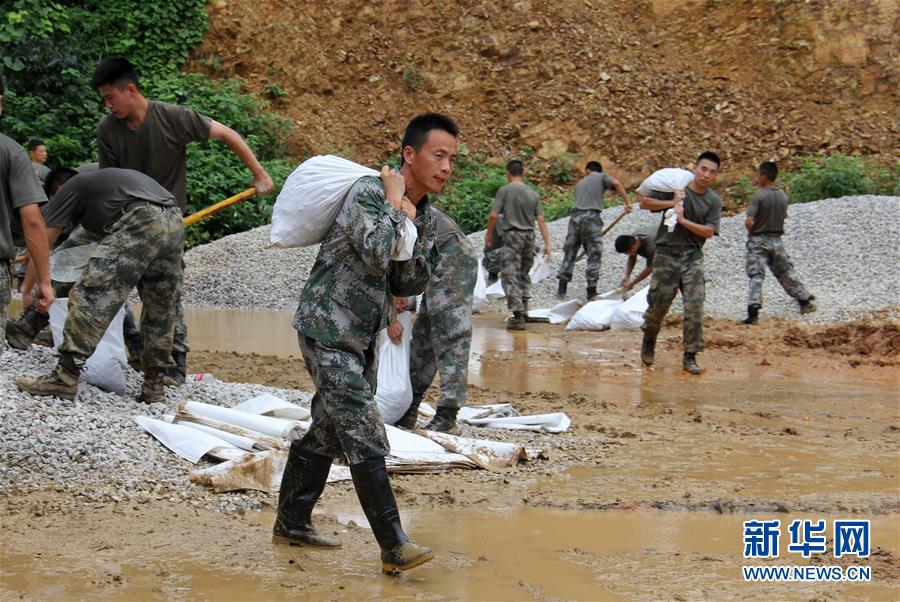 （防汛抗洪·圖文互動）（1）我們永遠(yuǎn)是“兩不怕”精神傳人——陸軍第71集團軍200余名退伍老兵主動歸隊?wèi)?zhàn)洪魔