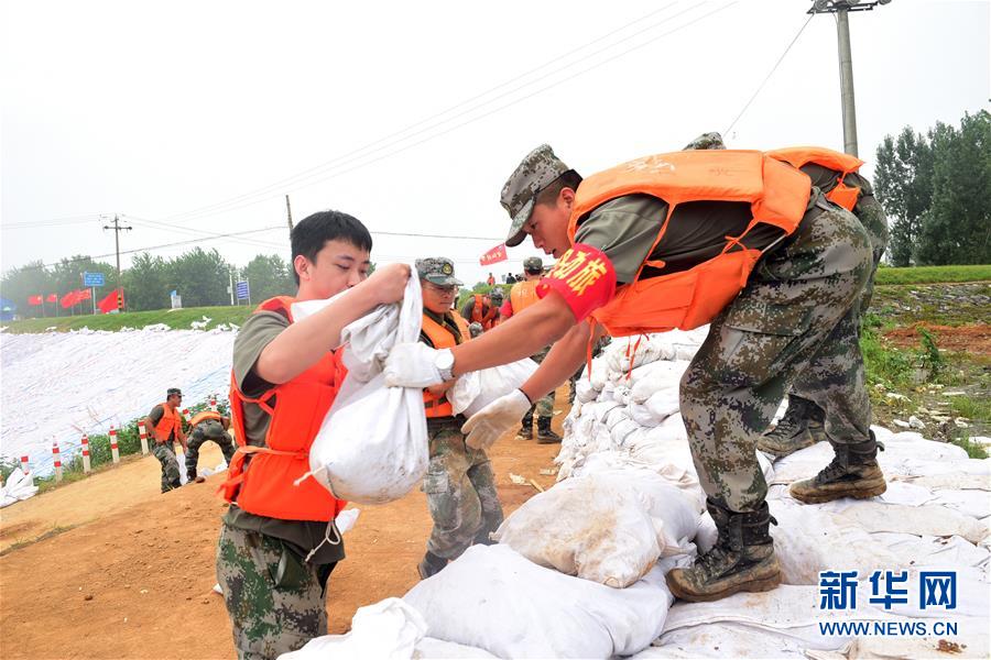 （防汛抗洪·圖文互動）（2）我們永遠(yuǎn)是“兩不怕”精神傳人——陸軍第71集團軍200余名退伍老兵主動歸隊?wèi)?zhàn)洪魔