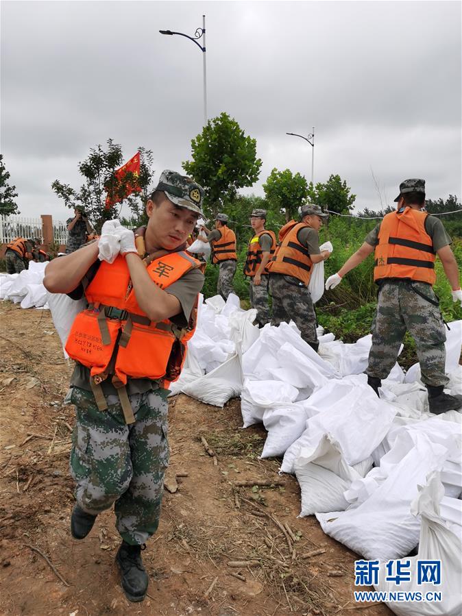 （防汛抗洪·圖文互動）（3）我們永遠(yuǎn)是“兩不怕”精神傳人——陸軍第71集團軍200余名退伍老兵主動歸隊?wèi)?zhàn)洪魔