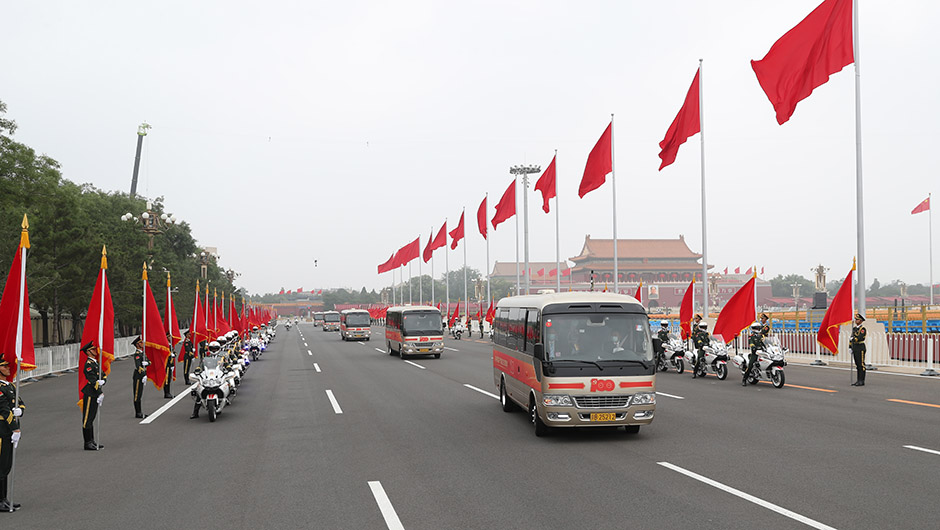 “七一勛章”獲得者集體乘坐禮賓車(chē)從住地出發(fā)