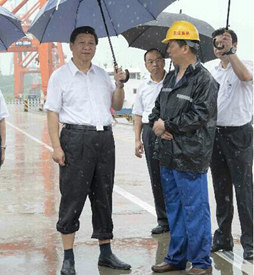 習(xí)近平冒雨考察武漢新港