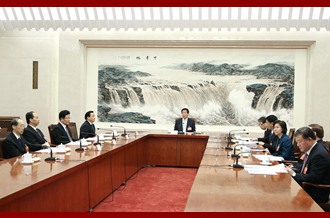 十三屆全國人大一次會議主席團常務主席第六次會議舉行 栗戰(zhàn)書主持