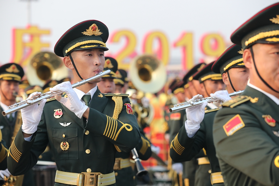 解放軍聯(lián)合軍樂團(tuán)在廣場(chǎng)就位后進(jìn)行準(zhǔn)備工作和試奏。據(jù)了解，解放軍聯(lián)合軍樂團(tuán)此次演奏是從開國(guó)大典至今歷次閱兵以來演奏曲目最多的一次，不少曲目是為此次閱兵量身打造的全新作品，此次也是歷次女演奏員最多的一次。