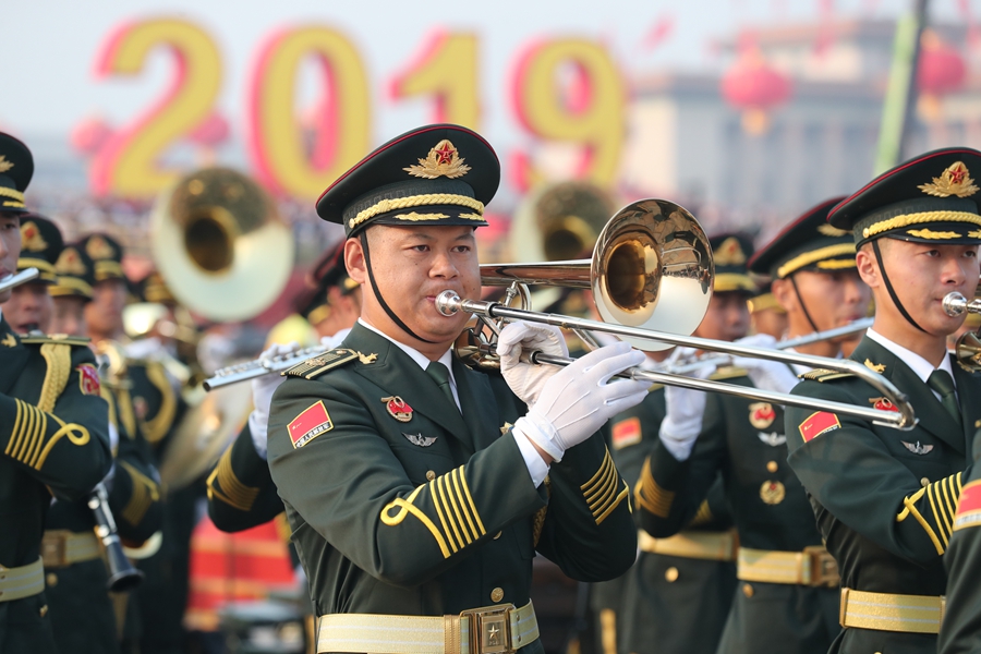 解放軍聯(lián)合軍樂團(tuán)在廣場(chǎng)就位后進(jìn)行準(zhǔn)備工作和試奏。據(jù)了解，解放軍聯(lián)合軍樂團(tuán)此次演奏是從開國(guó)大典至今歷次閱兵以來演奏曲目最多的一次，不少曲目是為此次閱兵量身打造的全新作品，此次也是歷次女演奏員最多的一次。