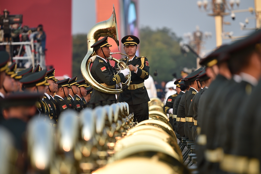 解放軍聯(lián)合軍樂團(tuán)在廣場(chǎng)就位后進(jìn)行準(zhǔn)備工作和試奏。據(jù)了解，解放軍聯(lián)合軍樂團(tuán)此次演奏是從開國(guó)大典至今歷次閱兵以來演奏曲目最多的一次，不少曲目是為此次閱兵量身打造的全新作品，此次也是歷次女演奏員最多的一次。