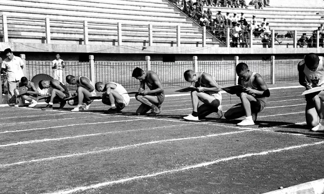 1952年8月2日，慶祝中國人民解放軍建軍25周年全軍運動會在北京舉行，運動員在進行識字賽跑比賽。新華社記者岳國芳攝