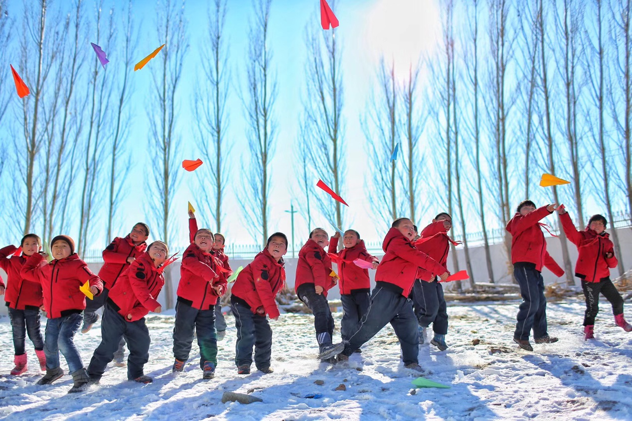 2017年11月15日， “多一克溫暖”公益行動走進(jìn)北疆地區(qū)，實現(xiàn)了從物質(zhì)捐贈到“物質(zhì)+精神”溫暖的升級。 “體操冠軍”楊威、好妹妹樂隊等傾情加盟，不僅為孩子們帶來加厚羽絨服和御寒物資，還準(zhǔn)備了溫暖的課堂。