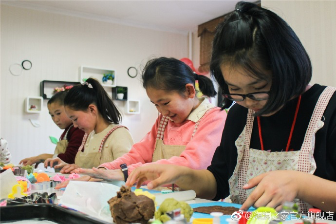 在北京，孩子們上了一節(jié)別開生面的廚藝課——手工DIY餅干。孩子們腦洞大開親自上手，從制作到出爐不僅留下了噴香的餅干，還留下了珍貴的回憶。親手做的餅干孩子們舍不得獨(dú)享，成為了回程路上最重要的“伴手禮”