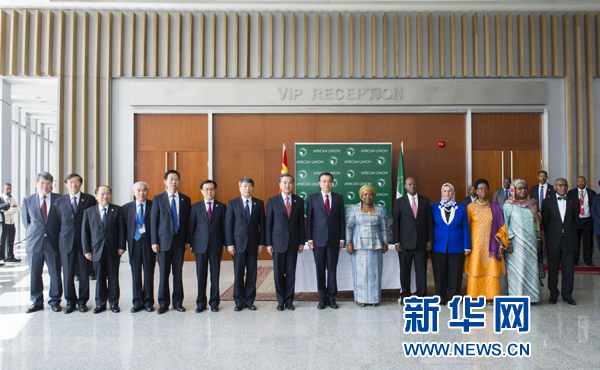 5月5日，中國國務(wù)院總理李克強在亞的斯亞貝巴非洲聯(lián)盟總部會見非盟委員會主席祖馬。這是會見后，李克強同祖馬參加集體合影。新華社記者王曄攝