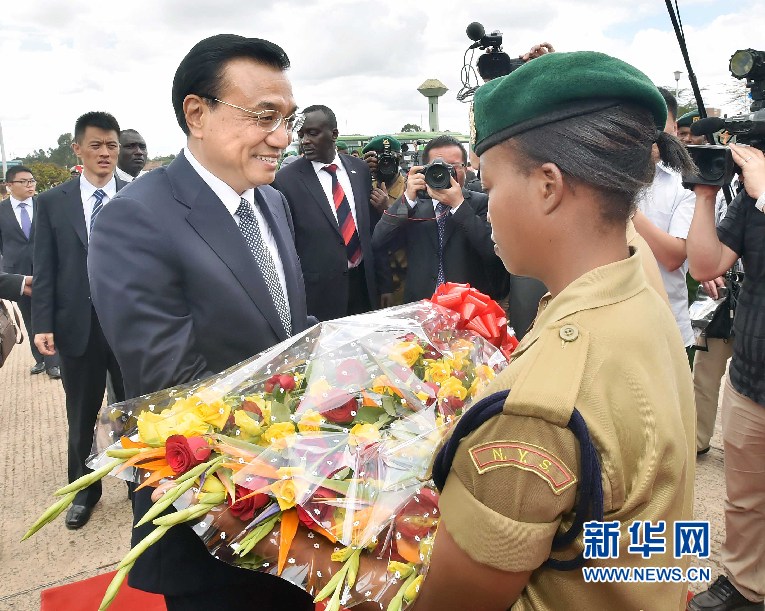 5月11日，中國國務(wù)院總理李克強(qiáng)參觀肯尼亞國家青年服務(wù)隊(duì)。這是服務(wù)隊(duì)隊(duì)員向李克強(qiáng)敬獻(xiàn)鮮花。 新華社記者 李濤 攝