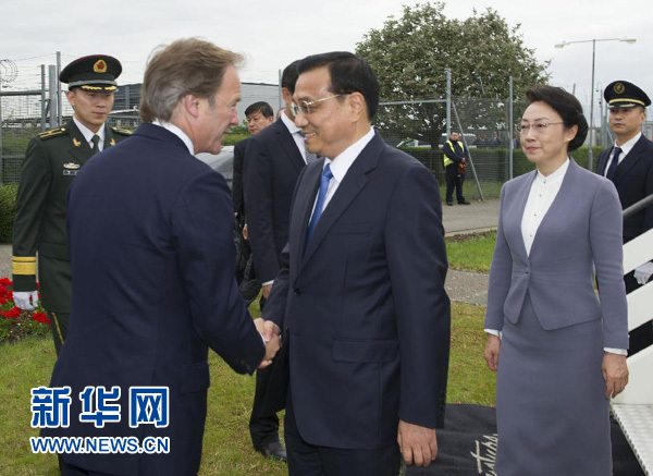 6月16日，應英國首相卡梅倫邀請，國務院總理李克強乘專機抵達倫敦希思羅機場，開始對英國進行正式訪問。李克強總理夫人程虹同機抵達。這是英國政府高級官員到機場迎接李克強總理和夫人。新華社記者 黃敬文 攝