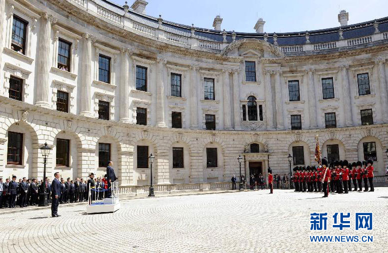 6月17日，中國國務(wù)院總理李克強在倫敦唐寧街10號首相府同英國首相卡梅倫舉行中英總理年度會晤。這是會晤前，卡梅倫為李克強舉行隆重的歡迎儀式。新華社記者 張鐸 攝 