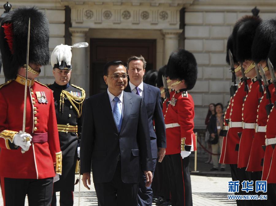 6月17日，中國國務(wù)院總理李克強在倫敦唐寧街10號首相府同英國首相卡梅倫舉行中英總理年度會晤。這是會晤前，卡梅倫為李克強舉行隆重的歡迎儀式。新華社記者 張鐸 攝  