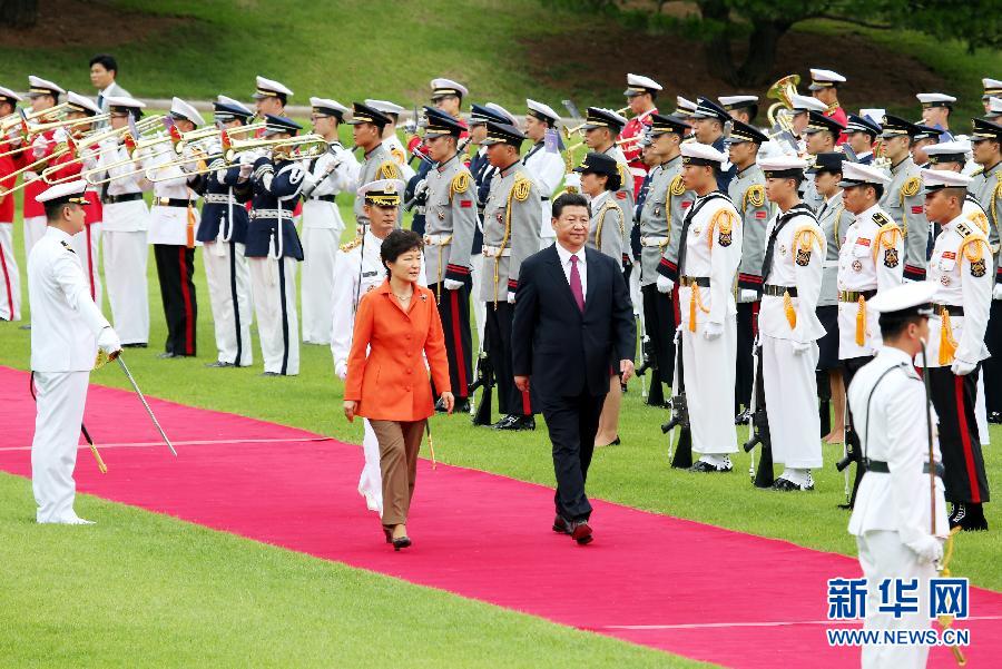 7月3日，國(guó)家主席習(xí)近平在首爾同韓國(guó)總統(tǒng)樸槿惠舉行會(huì)談。會(huì)談前，樸槿惠在青瓦臺(tái)總統(tǒng)府為習(xí)近平舉行隆重歡迎儀式。 新華社記者姚大偉攝