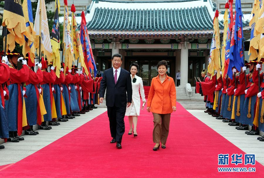 7月3日，國(guó)家主席習(xí)近平在首爾同韓國(guó)總統(tǒng)樸槿惠舉行會(huì)談。會(huì)談前，樸槿惠在青瓦臺(tái)總統(tǒng)府為習(xí)近平舉行隆重歡迎儀式。 新華社記者饒愛(ài)民攝 