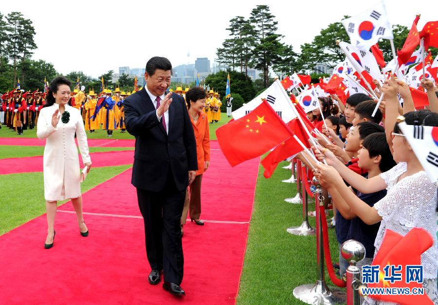 7月3日，國(guó)家主席習(xí)近平在首爾同韓國(guó)總統(tǒng)樸槿惠舉行會(huì)談。會(huì)談前，樸槿惠在青瓦臺(tái)總統(tǒng)府為習(xí)近平舉行隆重歡迎儀式。 新華社記者饒愛(ài)民攝 