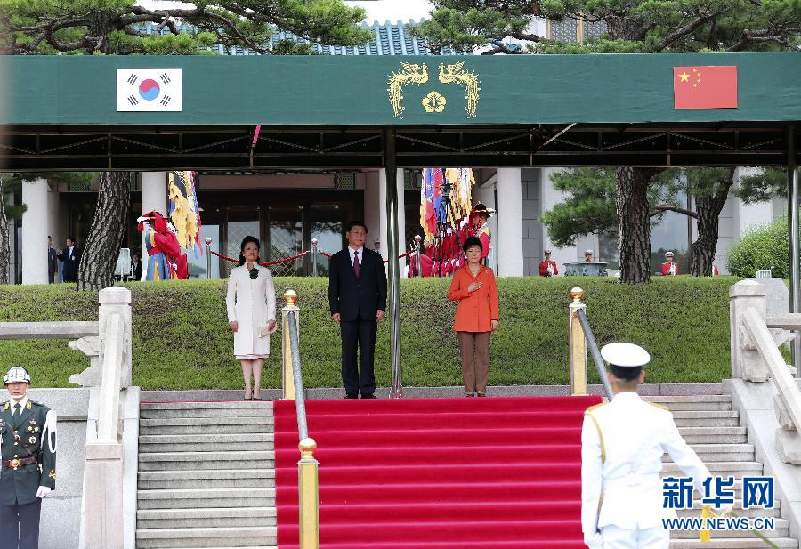 7月3日，國(guó)家主席習(xí)近平在首爾同韓國(guó)總統(tǒng)樸槿惠舉行會(huì)談。會(huì)談前，樸槿惠在青瓦臺(tái)總統(tǒng)府為習(xí)近平舉行隆重歡迎儀式。 新華社記者丁林?jǐn)z 