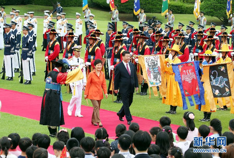 7月3日，國(guó)家主席習(xí)近平在首爾同韓國(guó)總統(tǒng)樸槿惠舉行會(huì)談。會(huì)談前，樸槿惠在青瓦臺(tái)總統(tǒng)府為習(xí)近平舉行隆重歡迎儀式。 新華社記者姚大偉攝 