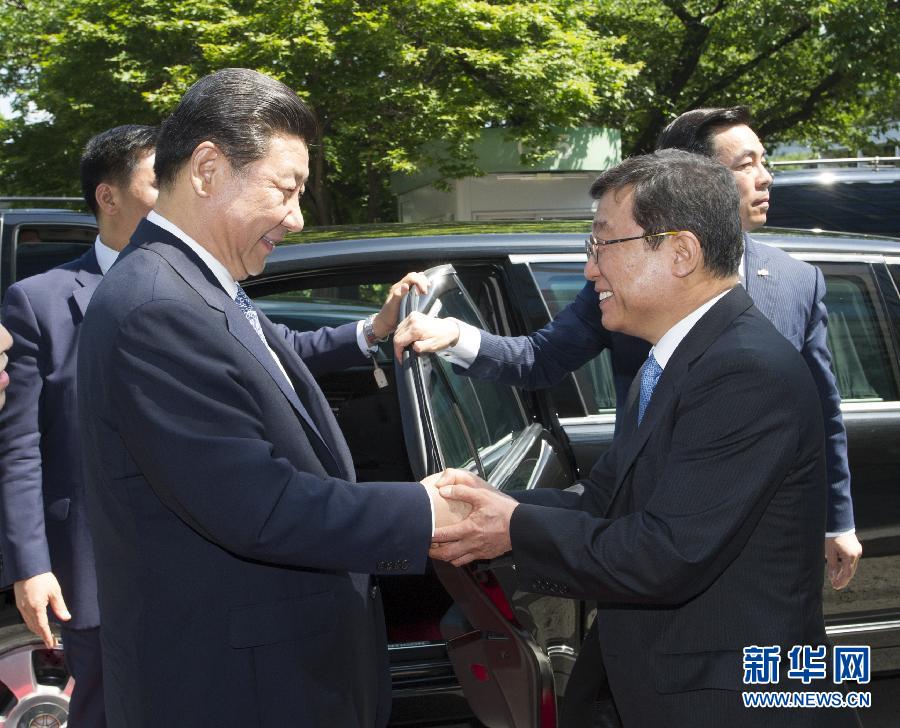 7月4日，國(guó)家主席習(xí)近平在韓國(guó)國(guó)立首爾大學(xué)發(fā)表題為《共創(chuàng)中韓合作未來(lái)　同襄亞洲振興繁榮》的重要演講。這是首爾大學(xué)校長(zhǎng)吳然天迎接習(xí)近平主席。新華社記者 謝環(huán)馳 攝 