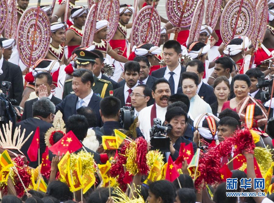 9月16日，國家主席習(xí)近平抵達(dá)科倫坡，開始對斯里蘭卡進(jìn)行國事訪問。在班達(dá)拉奈克國際機(jī)場，習(xí)近平和夫人彭麗媛受到拉賈帕克薩總統(tǒng)夫婦熱情迎接。新華社記者黃敬文攝 