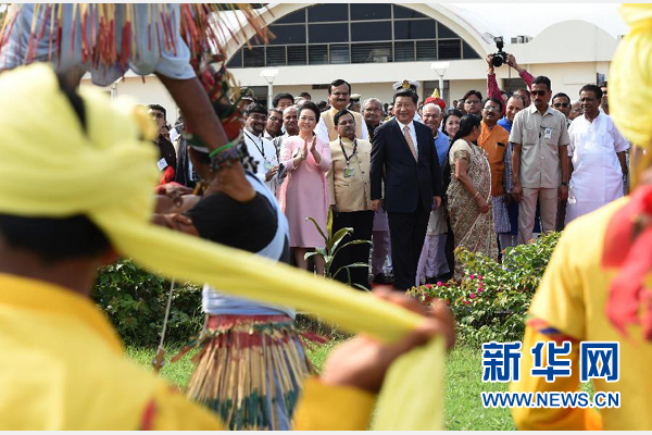 9月17日，國家主席習近平抵達古吉拉特邦艾哈邁達巴德市，開始對印度進行國事訪問。這是印度青年跳起古吉拉特邦傳統(tǒng)舞蹈，歡迎習近平和夫人彭麗媛。新華社記者 馬占成 攝