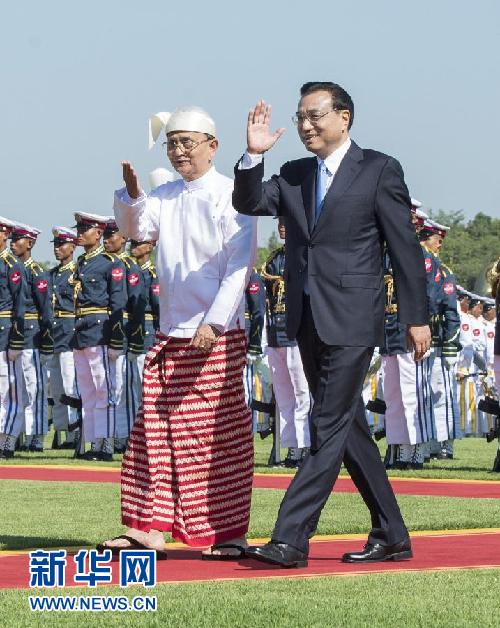 11月14日，中國國務院總理李克強在內(nèi)比都同緬甸總統(tǒng)吳登盛舉行會談。這是會談前，吳登盛在緬甸總統(tǒng)府前廣場為李克強舉行隆重的歡迎儀式。新華社記者 王曄 攝