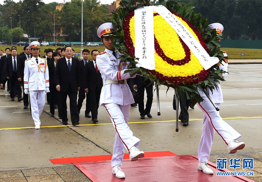 12月25日至27日，中共中央政治局常委、全國政協(xié)主席俞正聲對越南進行正式訪問。 這是12月27日，俞正聲在河內瞻仰胡志明主席陵。新華社記者劉建生攝