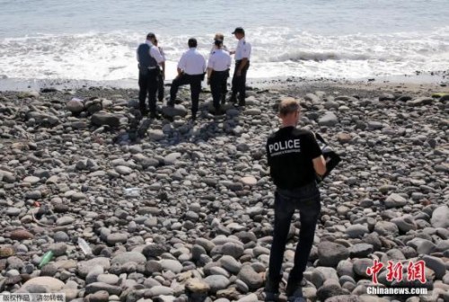 當?shù)貢r間8月2日，法屬留尼旺首府圣但尼附近的一處海灘上，警員正在現(xiàn)場對金屬殘片進行勘察。