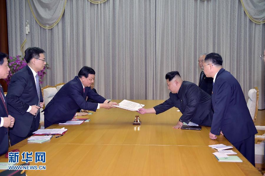 10月9日，中共中央政治局常委、中央書記處書記劉云山在平壤百花園迎賓館會見朝鮮勞動黨第一書記金正恩。這是劉云山向金正恩轉(zhuǎn)交習(xí)近平總書記的親署函。新華社記者 李濤 攝