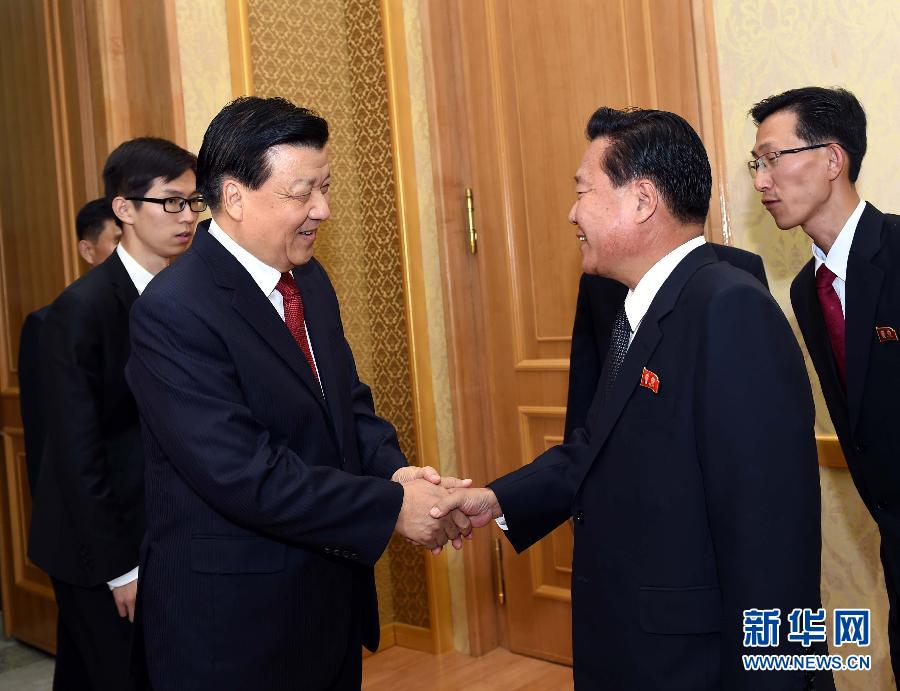 10月9日，在朝鮮進(jìn)行正式友好訪問的中共中央政治局常委、中央書記處書記劉云山與朝鮮勞動黨中央政治局委員、中央書記崔龍海舉行會談。新華社記者 饒愛民 攝