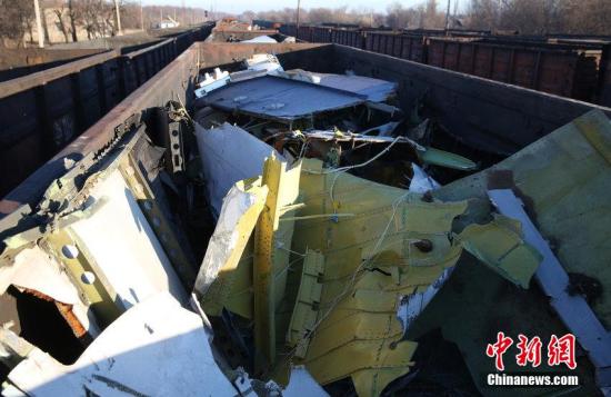 資料圖：烏克蘭頓涅茨克，MH17墜毀客機的殘骸裝上火車。圖片來源：CFP視覺中國