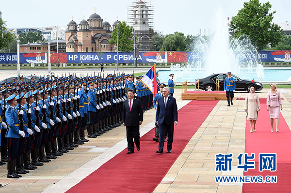 6月18日，國家主席習(xí)近平出席塞爾維亞總統(tǒng)尼科利奇在貝爾格萊德舉行的隆重歡迎儀式。 新華社記者饒愛民攝