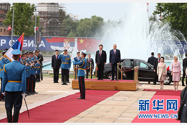  6月18日，國家主席習(xí)近平出席塞爾維亞總統(tǒng)尼科利奇在貝爾格萊德舉行的隆重歡迎儀式。 新華社記者馬占成攝