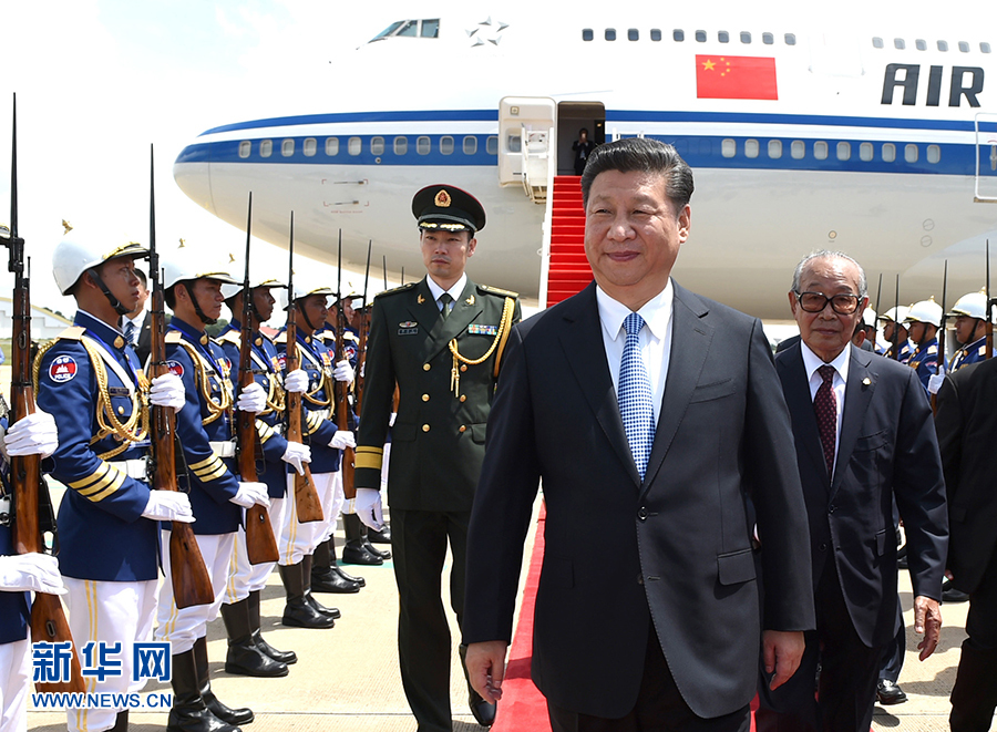 10月13日，國家主席習近平乘專機抵達金邊國際機場，開始對柬埔寨王國進行國事訪問。柬埔寨副首相兼王宮事務大臣貢桑奧親王和夏卡朋親王、阿倫公主等在舷梯旁熱情迎接習近平主席。新華社記者　謝環(huán)馳　攝