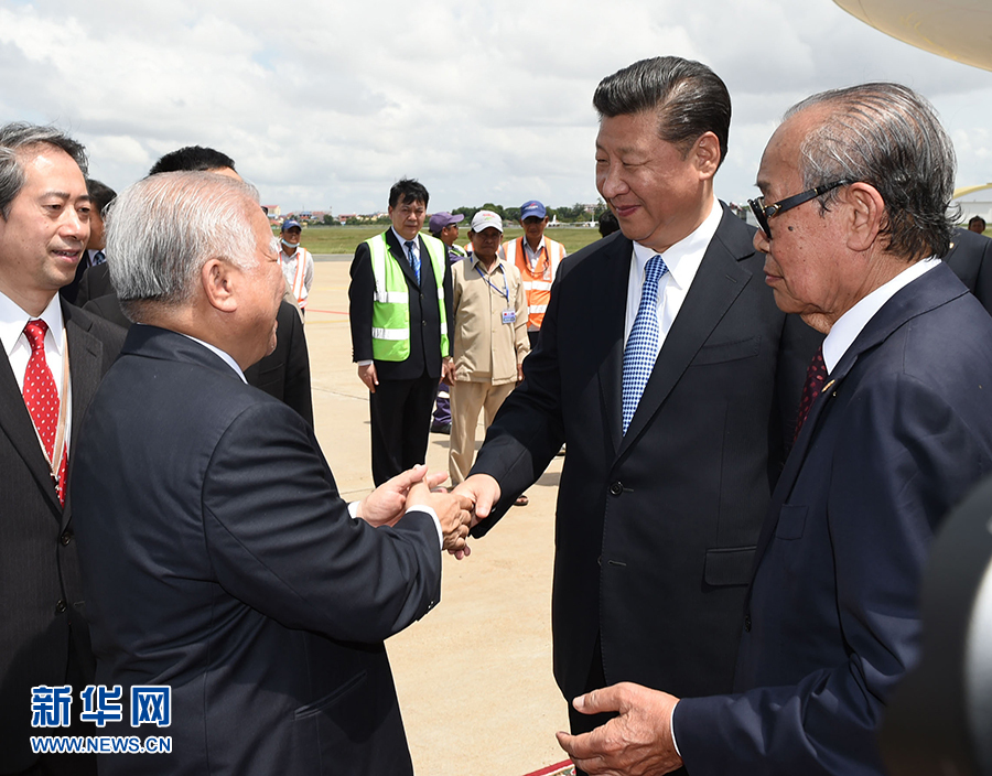 10月13日，國家主席習近平乘專機抵達金邊國際機場，開始對柬埔寨王國進行國事訪問。柬埔寨副首相兼王宮事務大臣貢桑奧親王和夏卡朋親王、阿倫公主等在舷梯旁熱情迎接習近平主席。新華社記者　謝環(huán)馳　攝