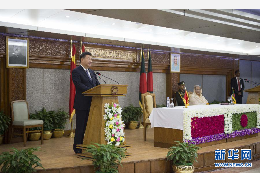 10月14日，國(guó)家主席習(xí)近平在達(dá)卡同孟加拉國(guó)總理哈西娜舉行會(huì)談。這是會(huì)談后，兩國(guó)領(lǐng)導(dǎo)人共同會(huì)見(jiàn)記者。 新華社記者謝環(huán)馳攝 