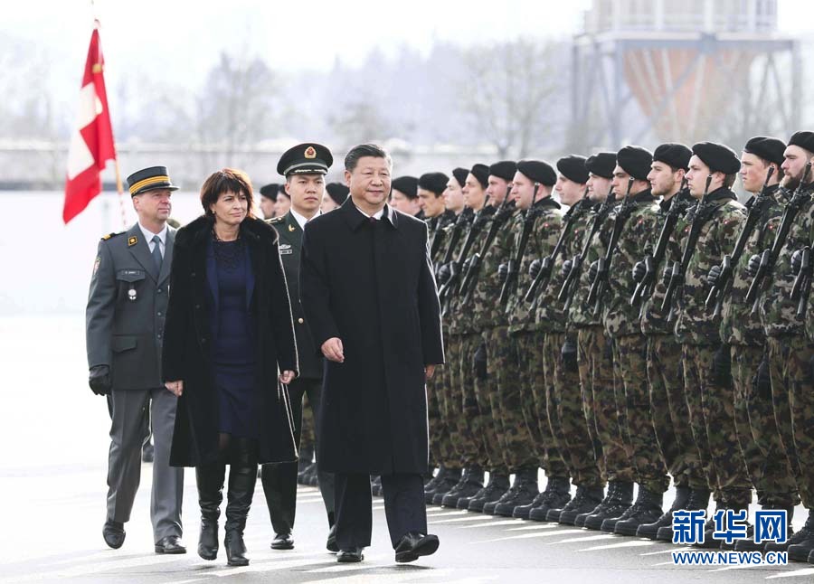 1月15日，國(guó)家主席習(xí)近平乘專機(jī)抵達(dá)蘇黎世，開(kāi)始對(duì)瑞士聯(lián)邦進(jìn)行國(guó)事訪問(wèn)。 這是習(xí)近平在瑞士聯(lián)邦主席洛伊特哈德陪同下檢閱儀仗隊(duì)。新華社記者 蘭紅光 攝